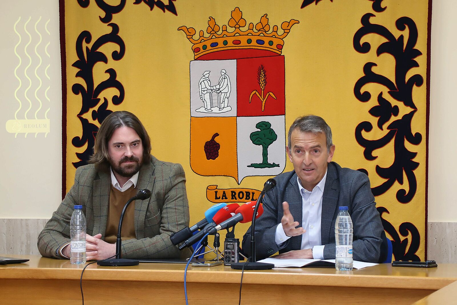 El consejero de Reolum, Yann Dumont, y el alcalde de La Robla, Santiago Dorado. | PEIO GARCÍA (ICAL)