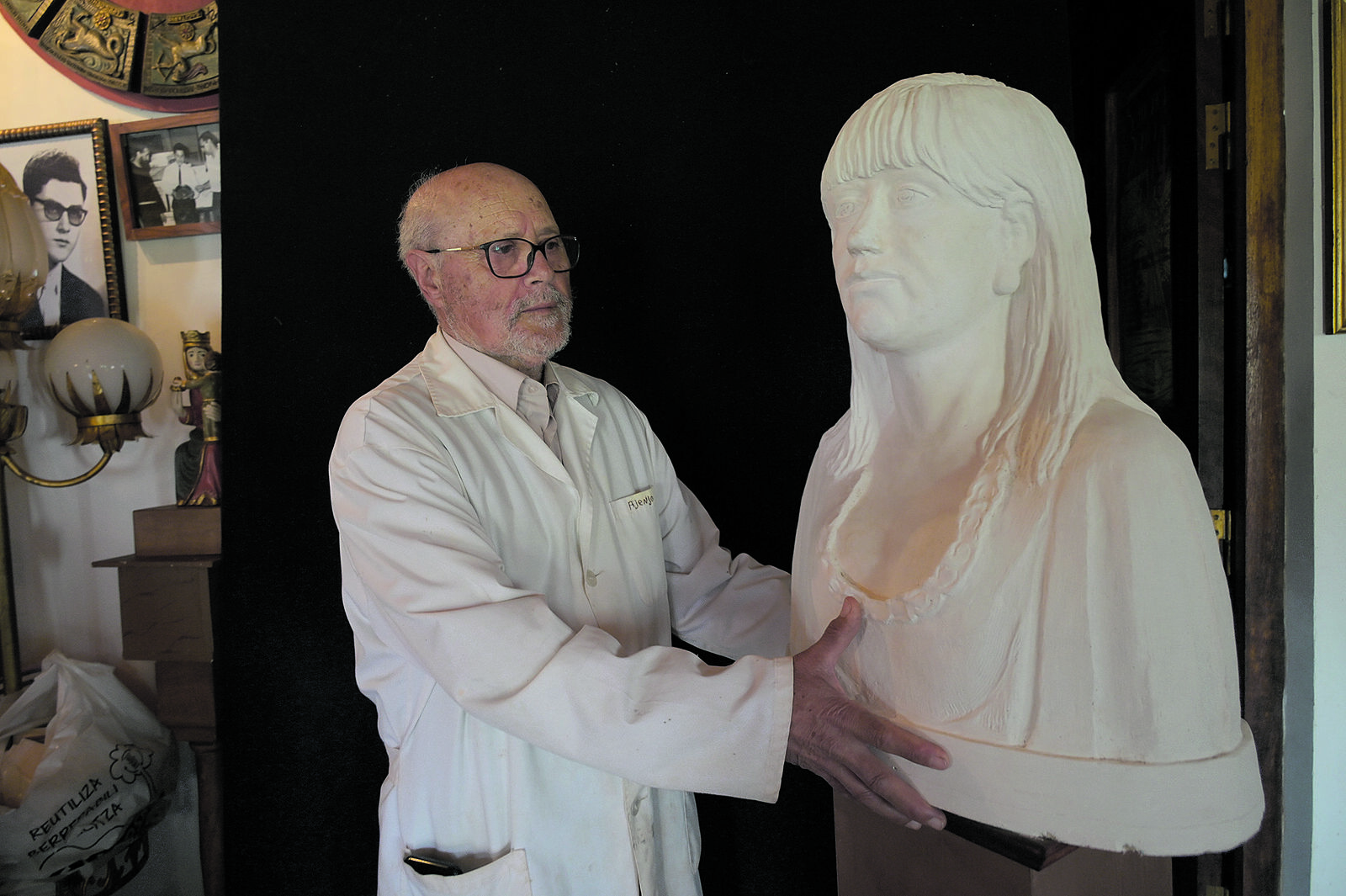 El escultor de Villacintor, José Ajenjo, junto al modelo de Isabel Carrasco, realizado unos meses antes del día de su fallecimiento. | MAURICIO PEÑA