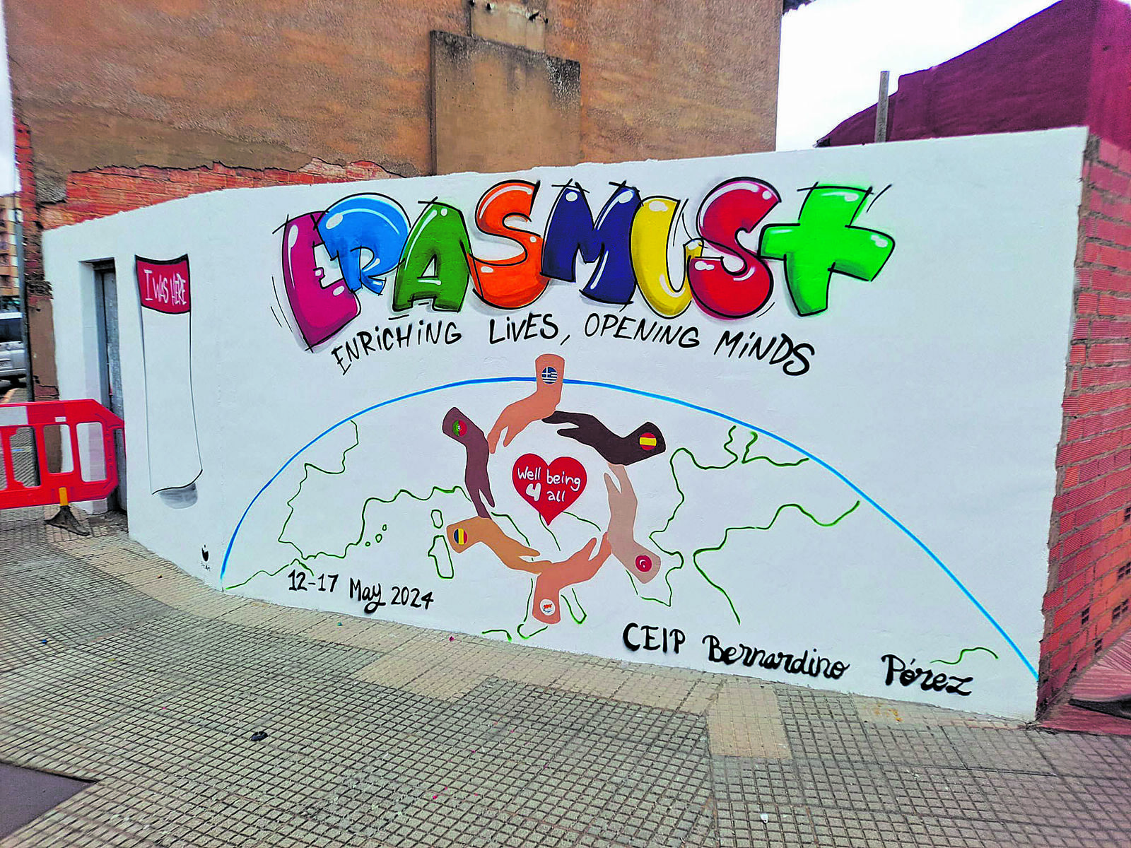 Mural pintado en Valencia de Don Juan con motivo del programa Erasmus+ del CEIP Bernardino Pérez. | L.N.C.