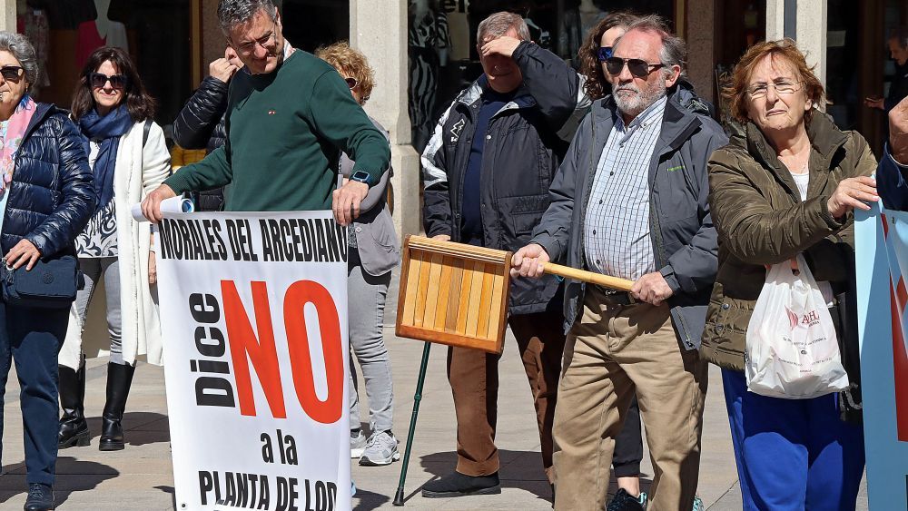 Manifestantes contra la planta de lodos. | PEIO GARCÍA (ICAL)