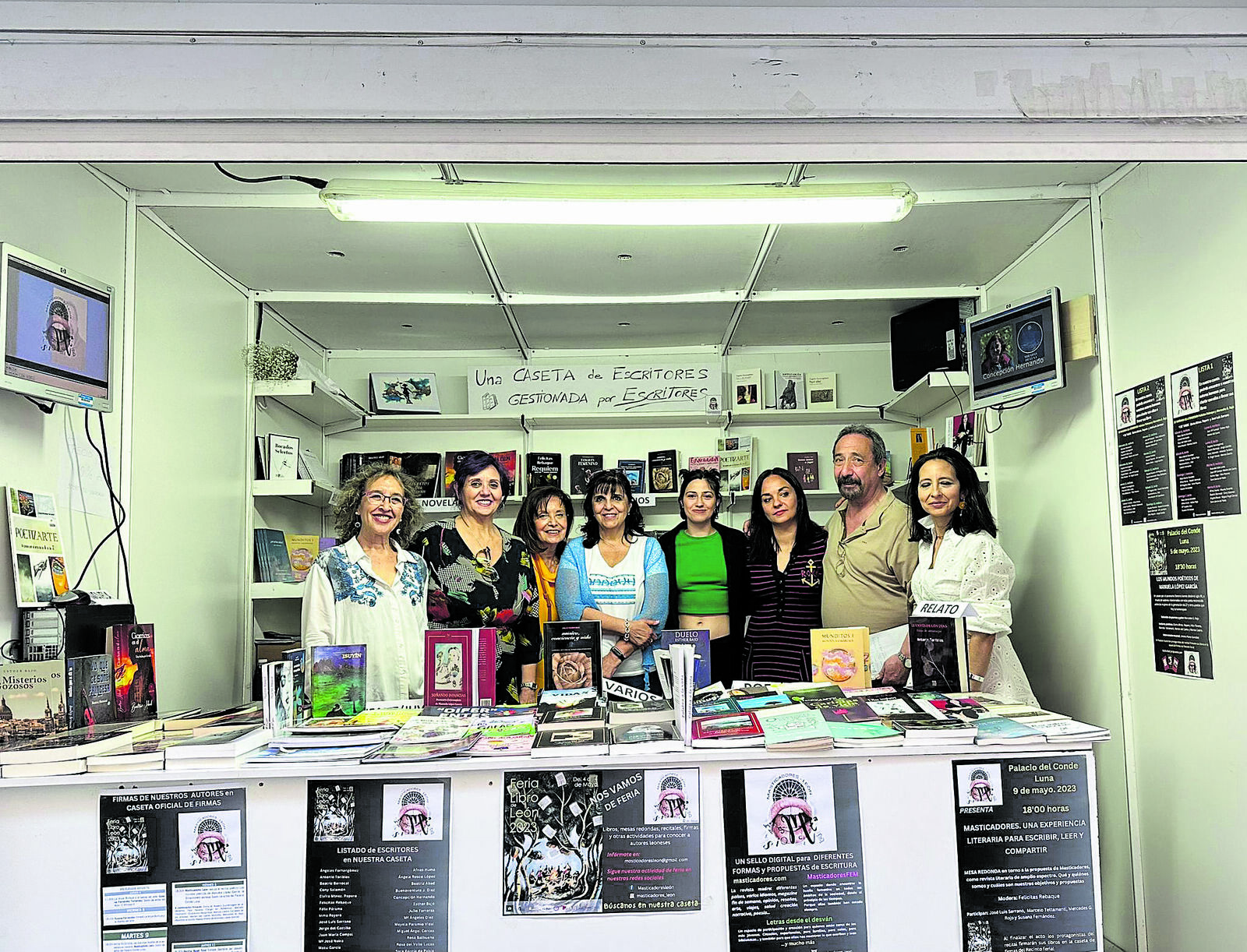 Un grupo de escritores de Masticadores León, durante la Feria de 2023. | L.N.C.