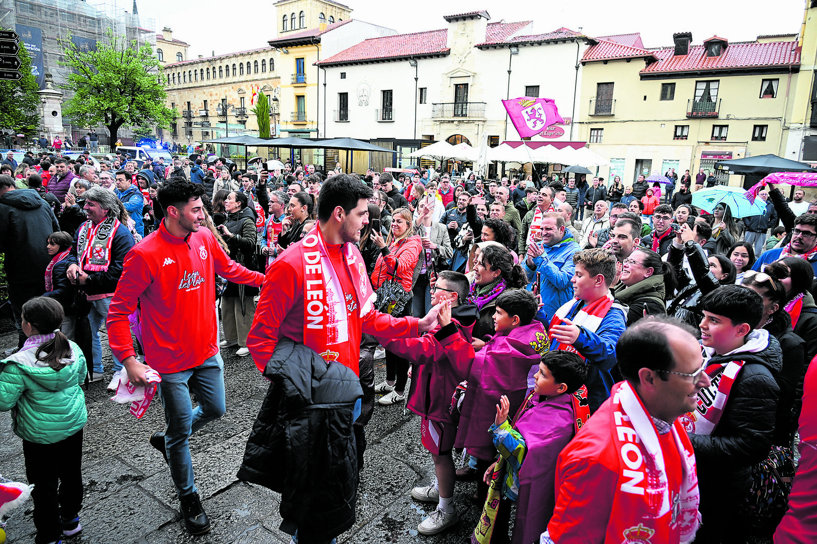 Los jugadores de la Cultural son recibidos por la afición congregada en San Marcelo al llegar a la plaza. | SAÚL ARÉN