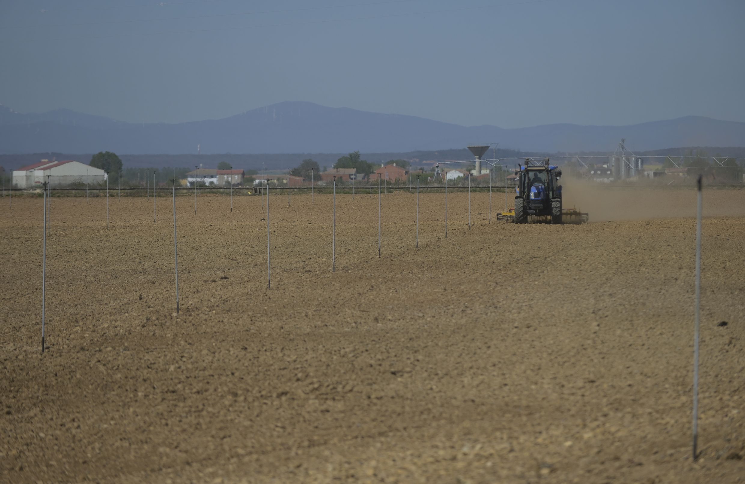 Un agricultor de la provincia leonesa preparando sus terrenos para la siembra. | JESÚS F. SALVADORES