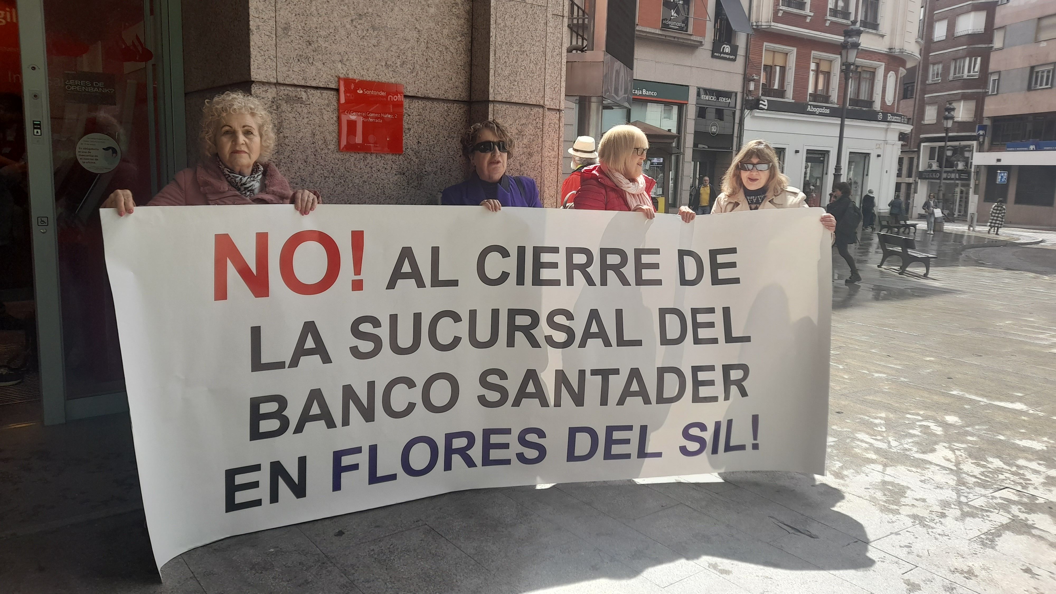 Imagen de la última movilización ante el Banco Santander de la plaza Julio Lazúrtegui en Ponferrada. | MAR IGLESIAS