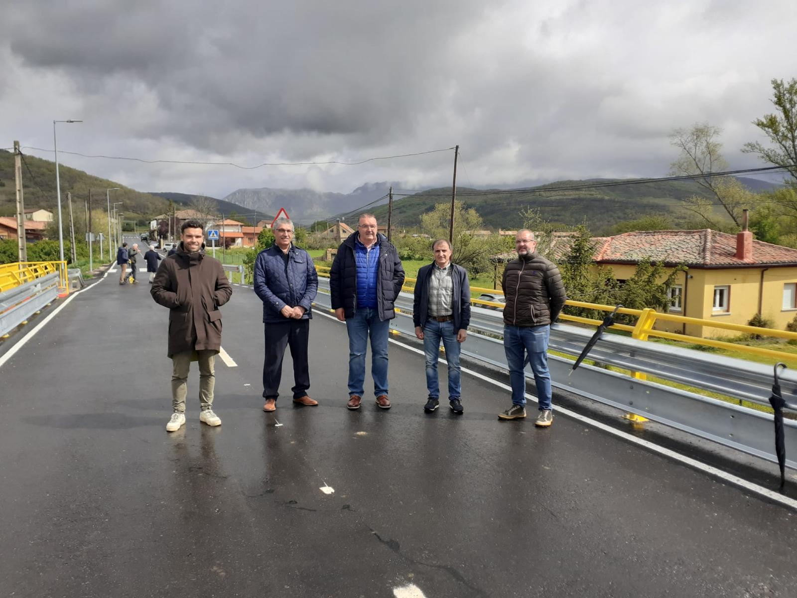 El vicepresidente de la Diputación, Roberto Aller, visitó la carretera. | L.N.C.
