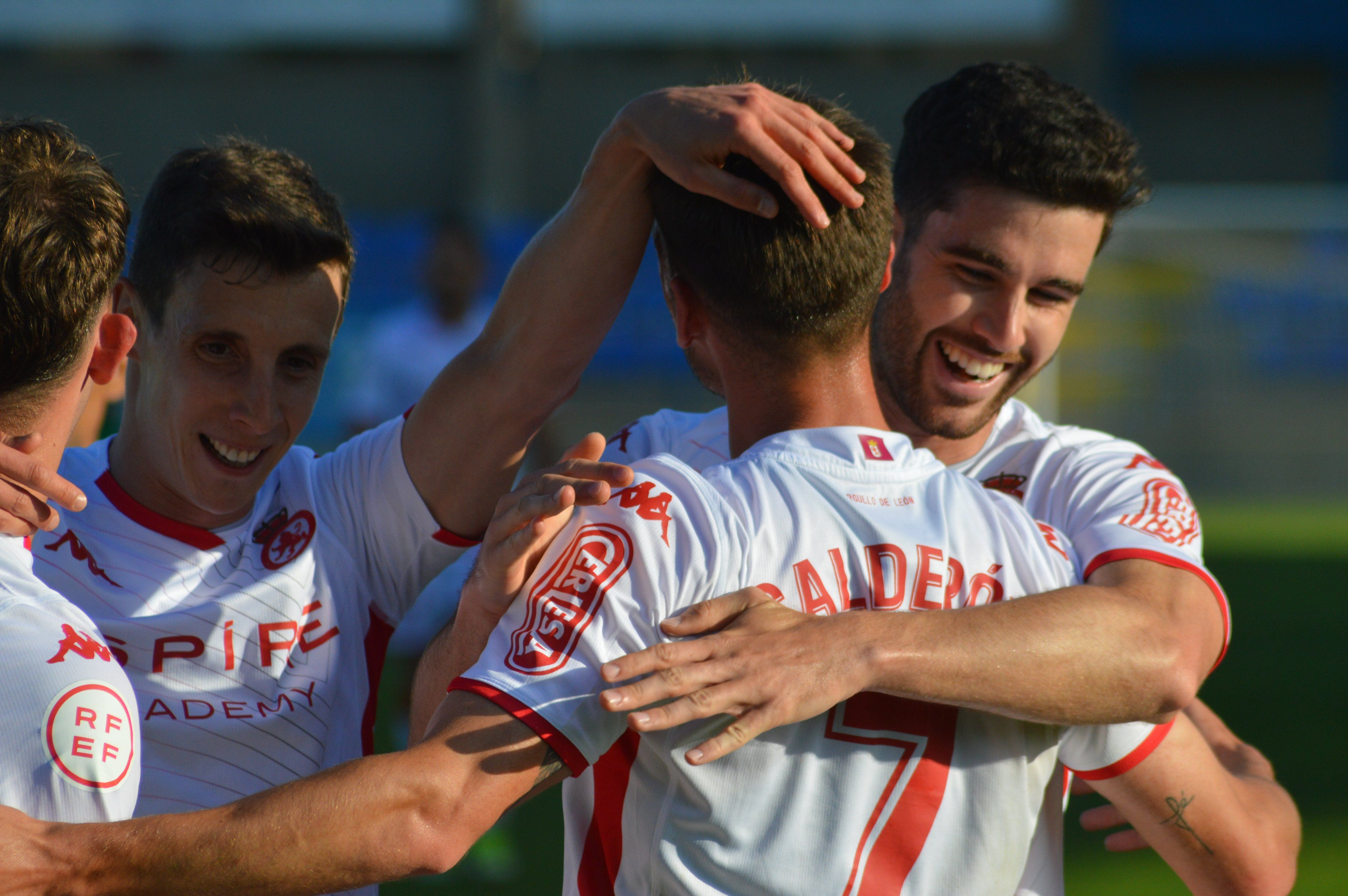 Barri, Calderón y Guillermo celebran un gol. | CYD