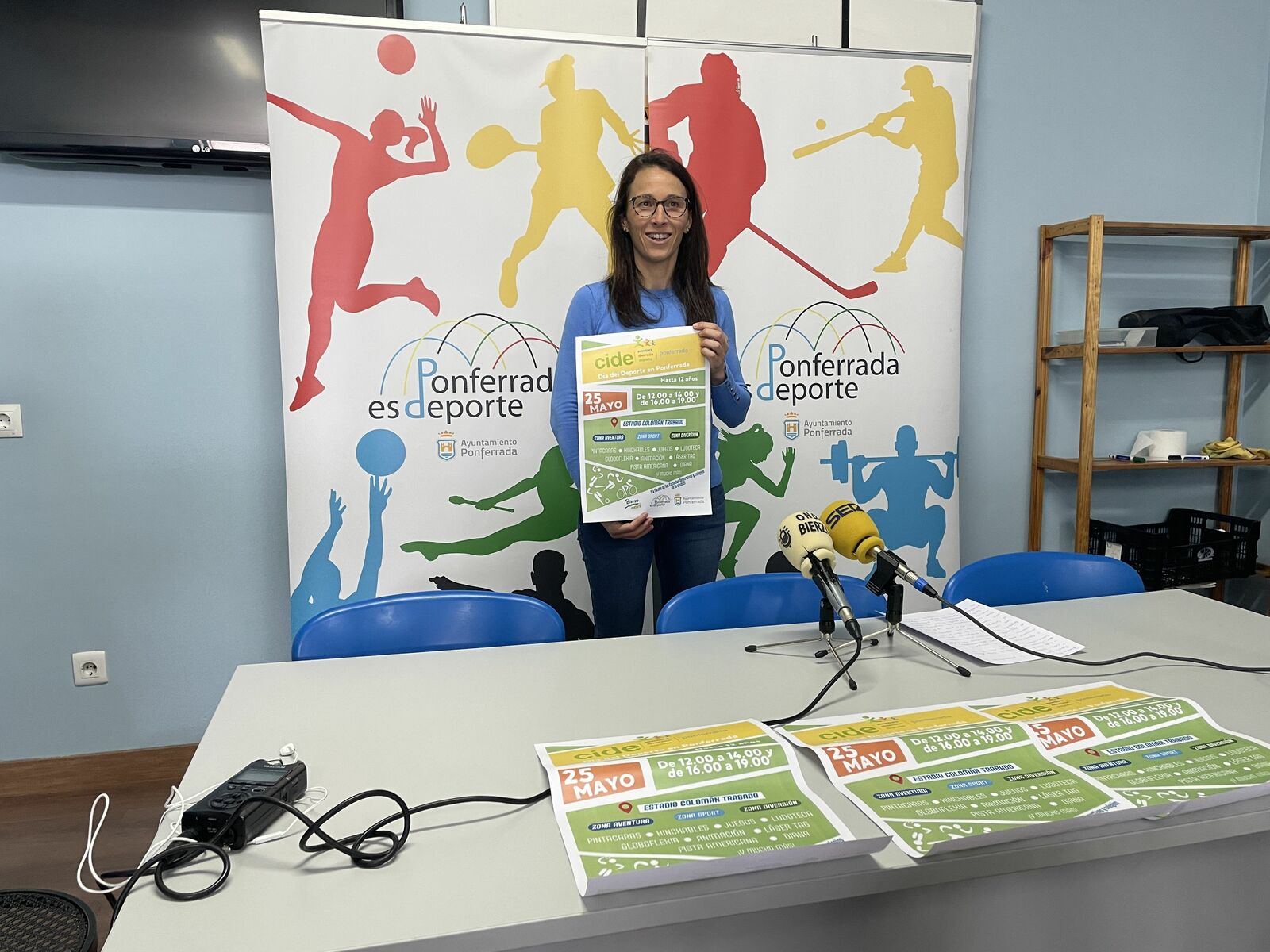 La concejala Eva González presenta la fiesta del deporte escolar. | Javier Fernández