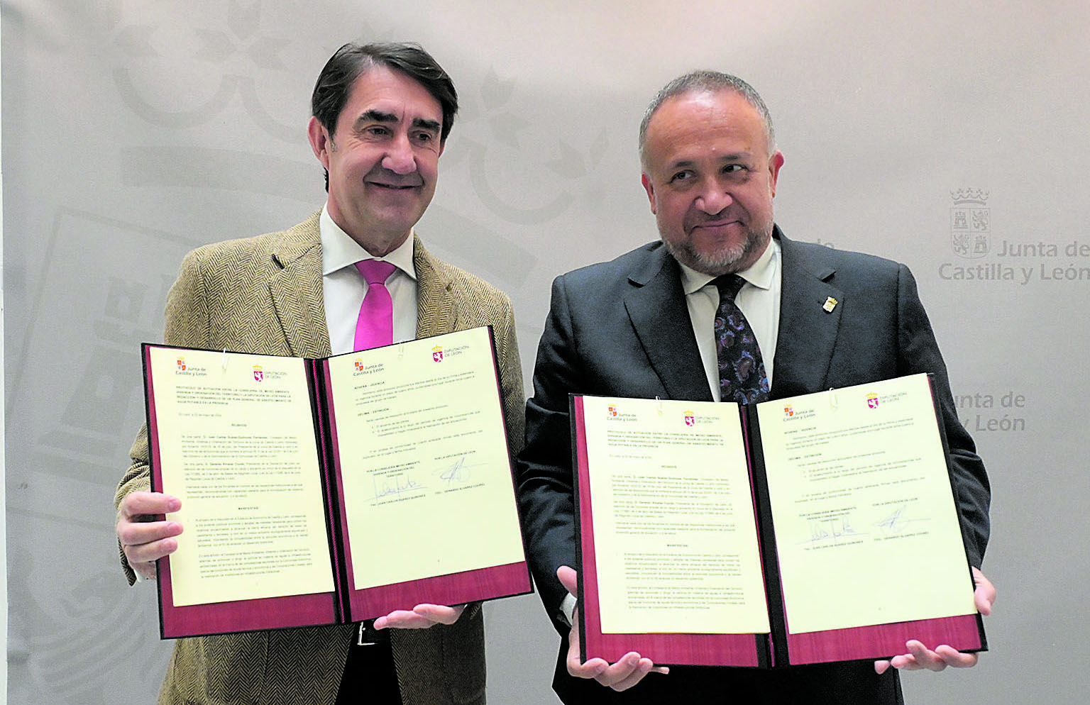 La firma tuvo lugar en la mañana de este lunes en la delegación de la Junta en León. | MAURICIO PEÑA