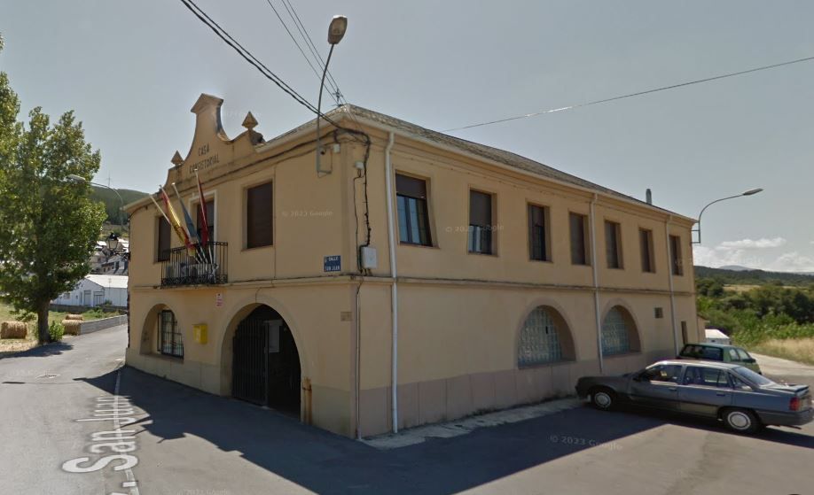 El Ayuntamiento de Castropodame, un edificio antiguo. | Google Street View