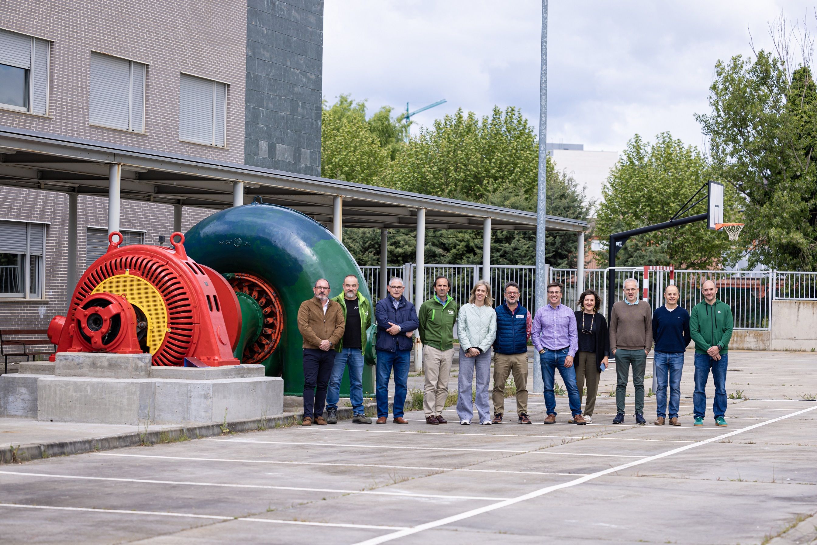 Foto de familia CIFP e Iberdrola junto al grupo hidroeléctrico. | L.N.C.