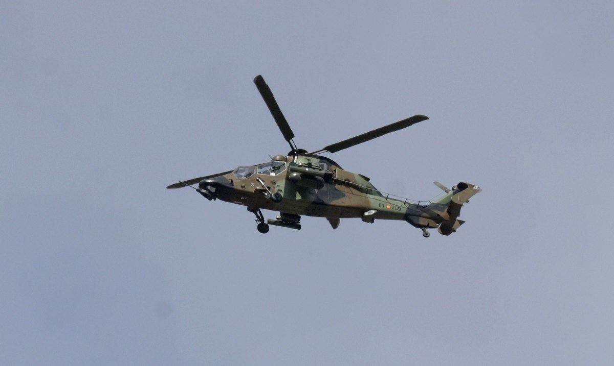 Uno de los helicópteros Tigre que ha sobrevolado León en la tarde de este miércoles. | MAURICIO PEÑA