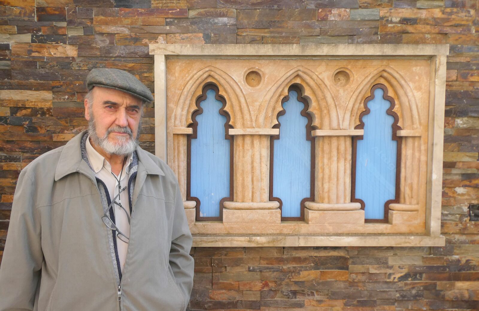 Jesús Pombo frente a una de sus ventanas ‘medievales’. | GREGORIO FERNÁNDEZ CASTAÑÓN