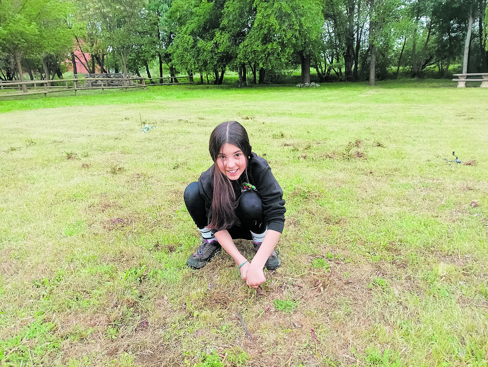 Laia, de Cea, limpiando las malas hierbas para arreglar la pradera del corro.