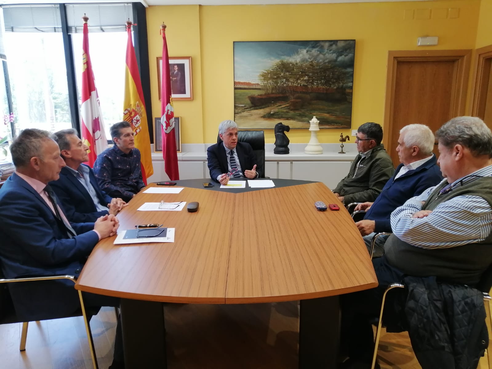 Reunión con los regantes del Canal Alto y Bajo Bierzo del delegado territorial.