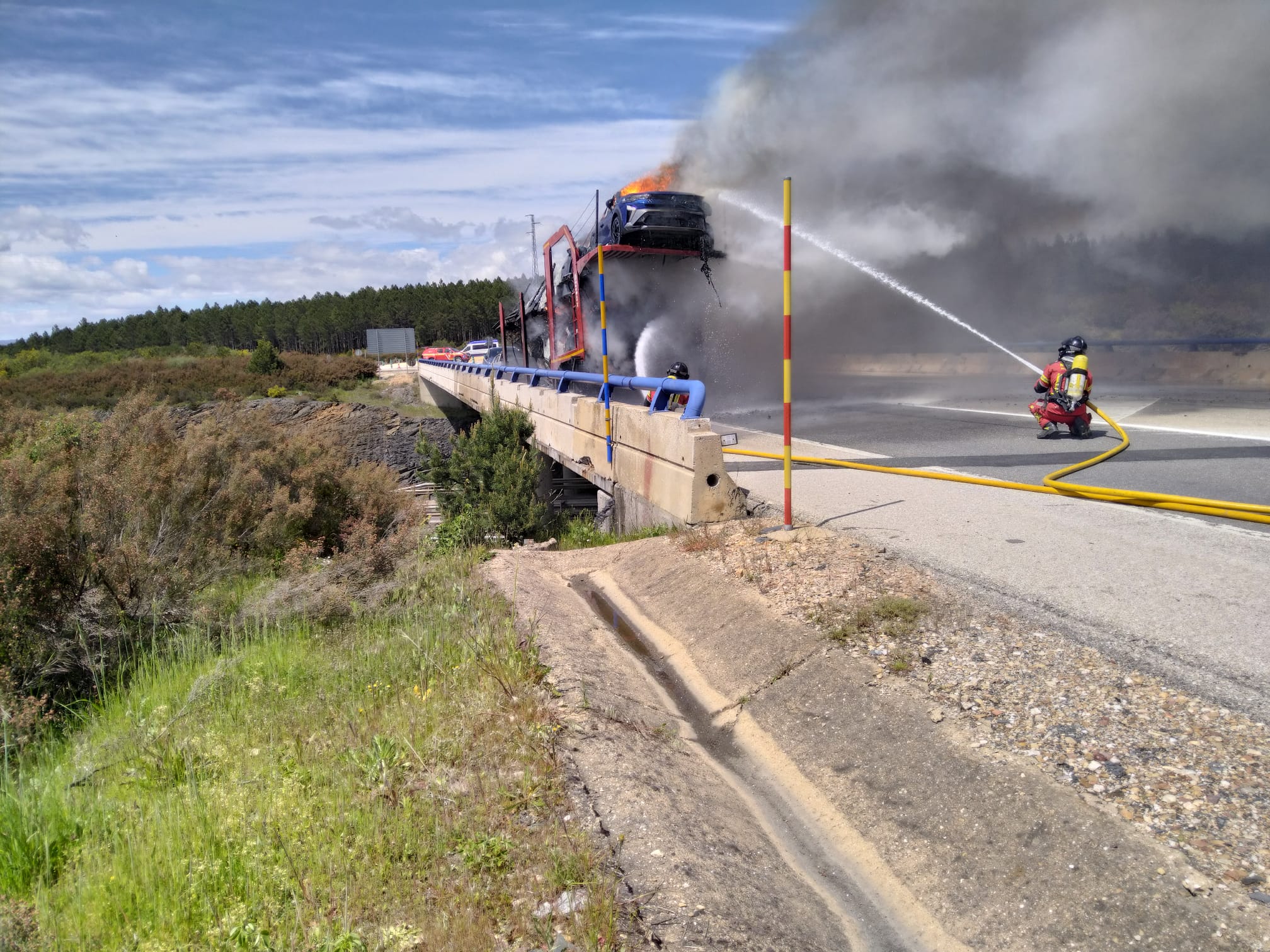 Incendio del camión que portaba nueve vehículos. | Bomberos Ponferrada