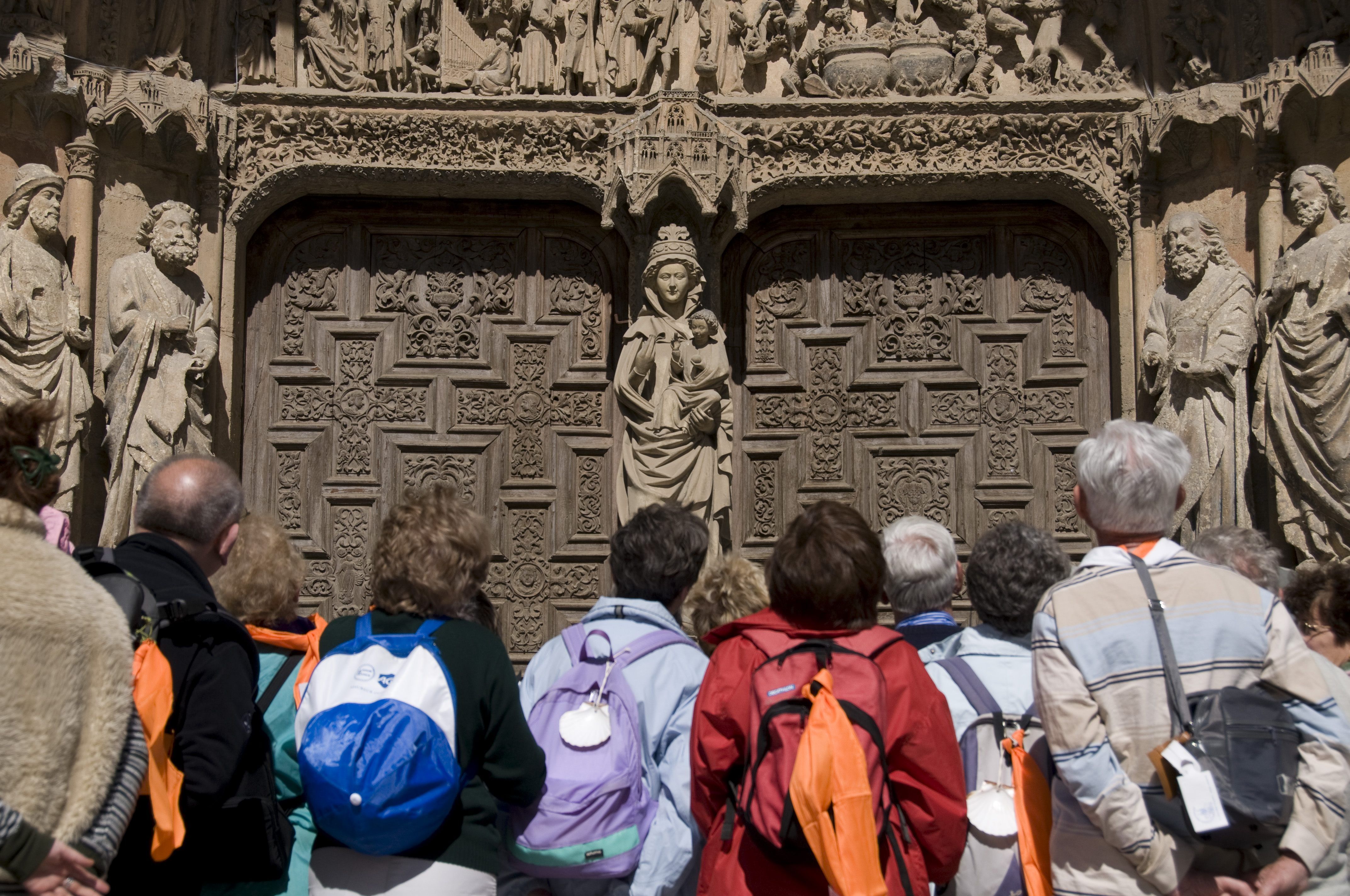 Un grupo de turistas contempla la fachada de la Catedral de León en una imagen de archivo. Mauricio peña