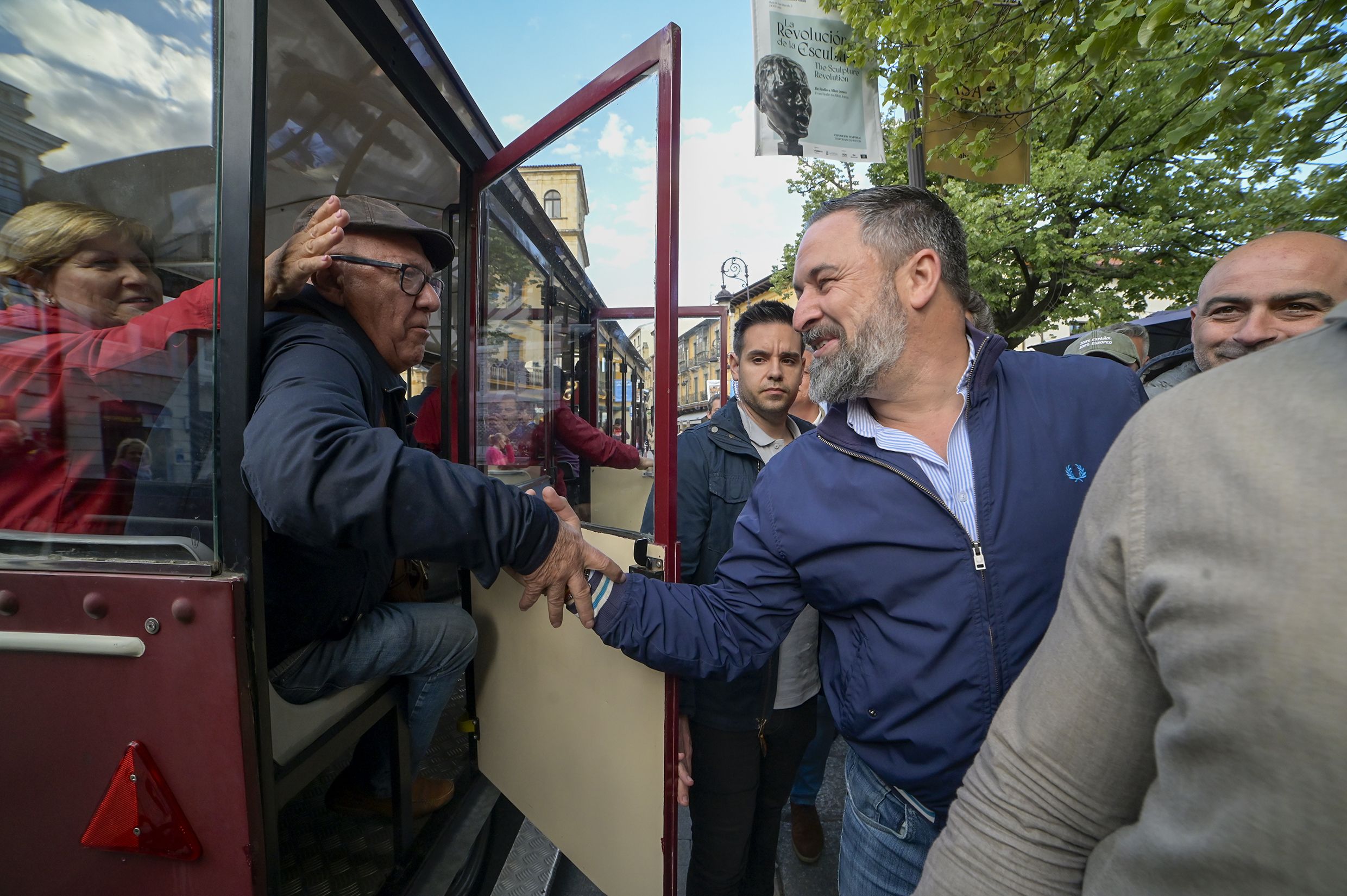 El líder de Vox, Santiago Abascal, bajó por la calle Ancha, saludando a sus seguidores antes del mitin en León. | MAURICIO PEÑA