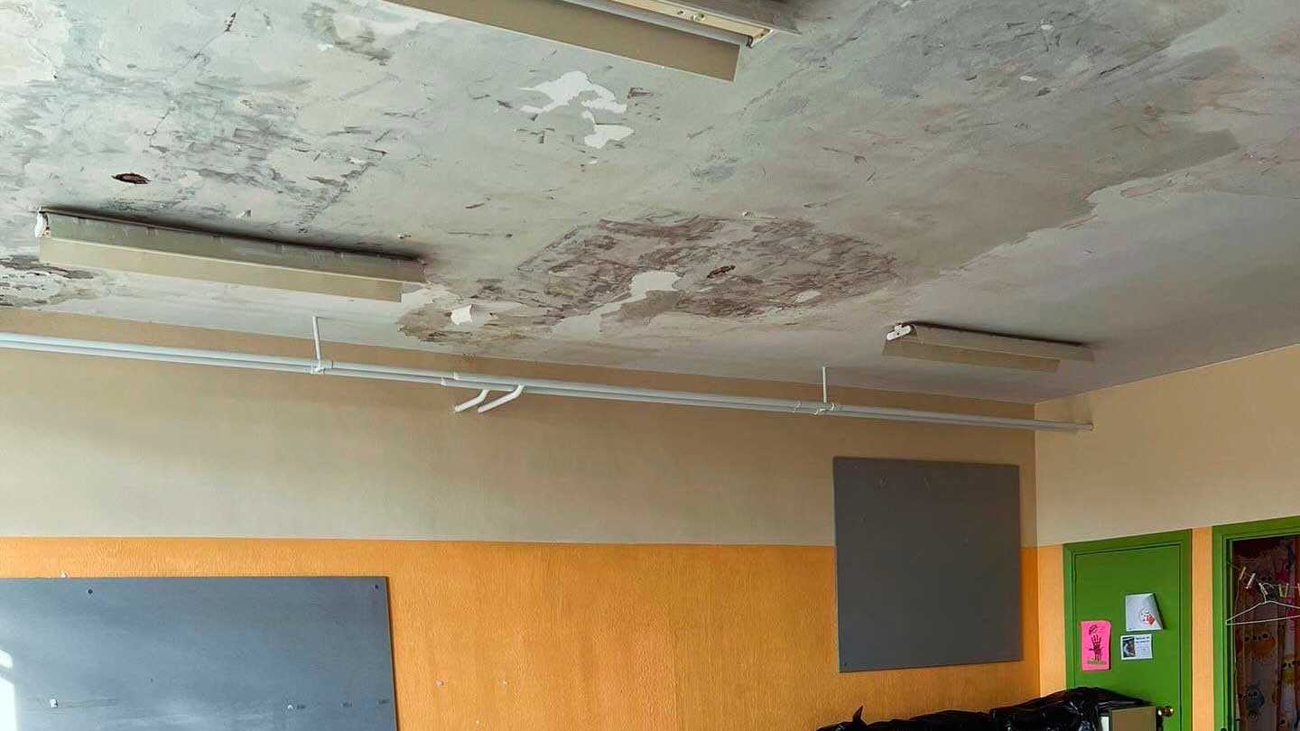 Desconchones provocados por las goteras en el colegio de La Palomera de León. | L.N.C.