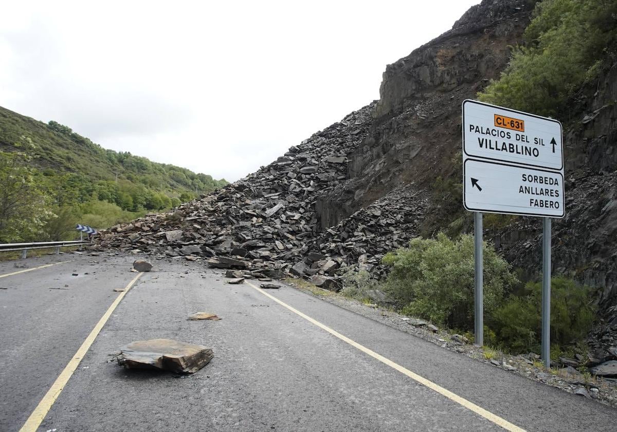 Desprendimiento de rocas y piedras en la carretera CL-631 en Páramo del Sil | César Sánchez (Ical)