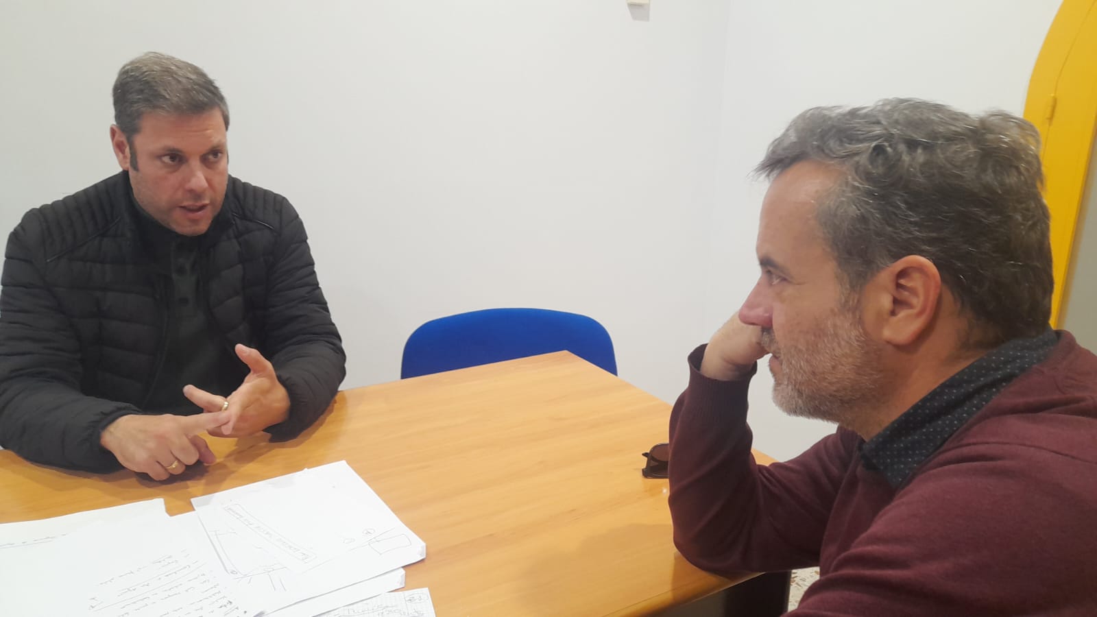 Iván Alonso y David Rubio en el despacho del grupo CB en el Ayuntamiento de Ponferrada. | MAR IGLESIAS