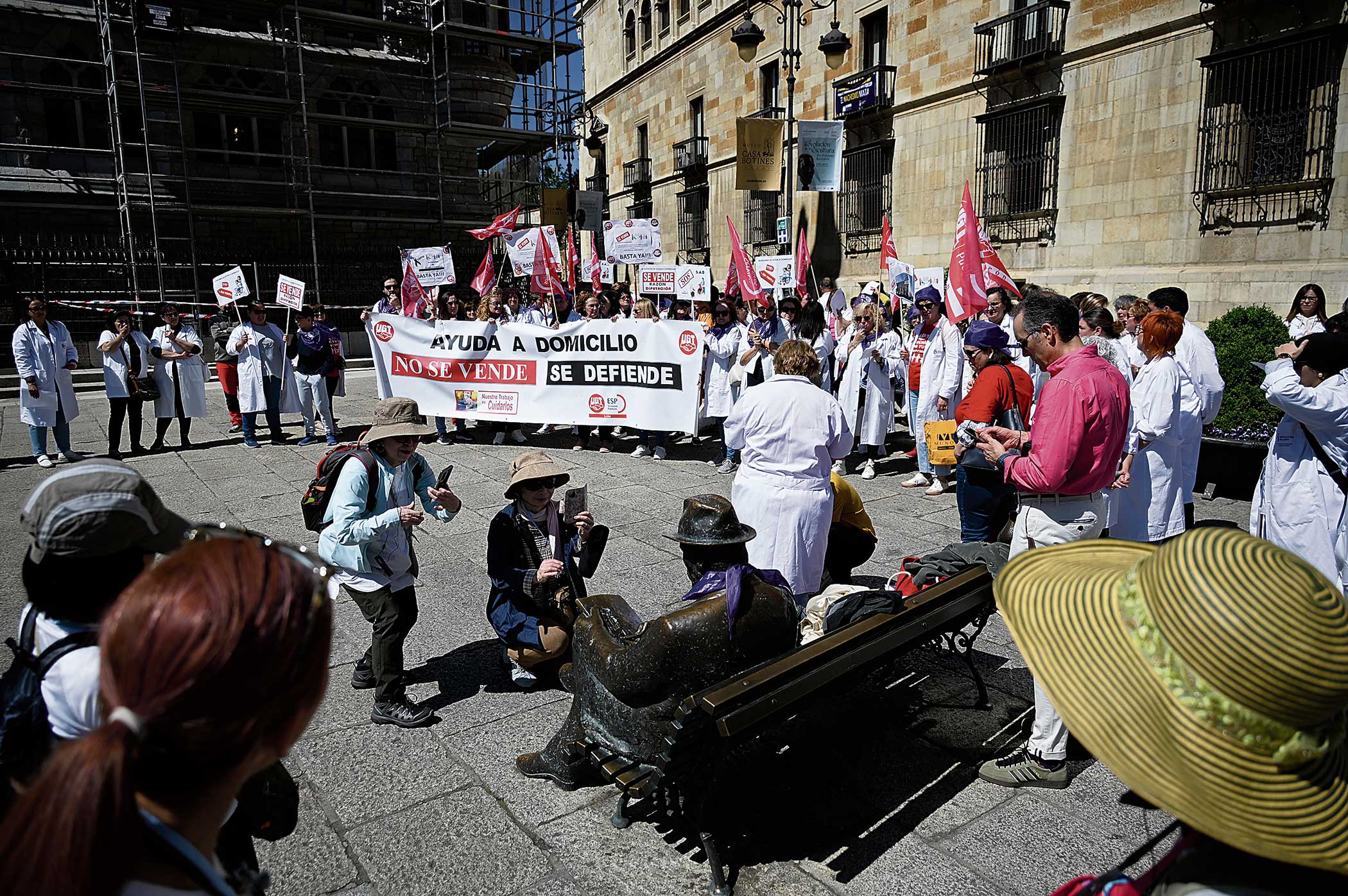 Protesta de las trabajadoras de la ayuda a domicilio, para reclamar "condiciones laborales dignas" en el contrato que adjudique la Diputación. | SAÚL ARÉN