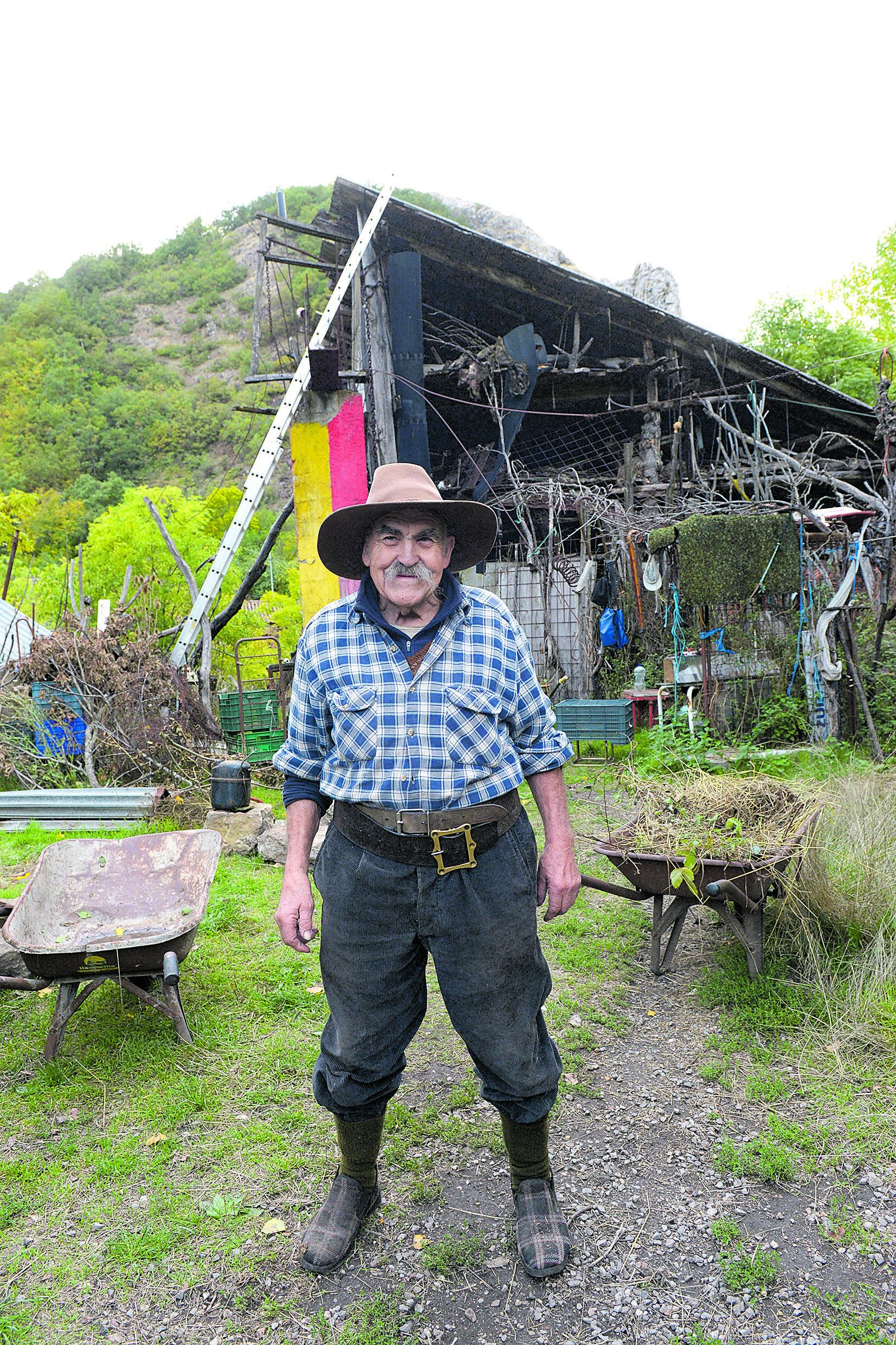 Álvaro Escobar en la finca que tenía entre Matallana y Orzonaga, un lugar inclasificable, como él. | MAURICIO PEÑA