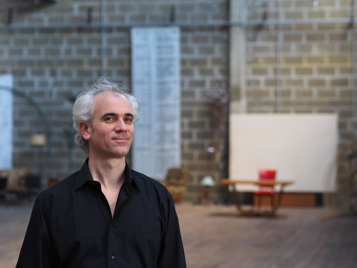 El compositor francés y director del Ensemble Offrandes trabaja desde hace un tiempo en una ópera basada en ‘El entierro de Genarín’. | DAMIEN FABRE