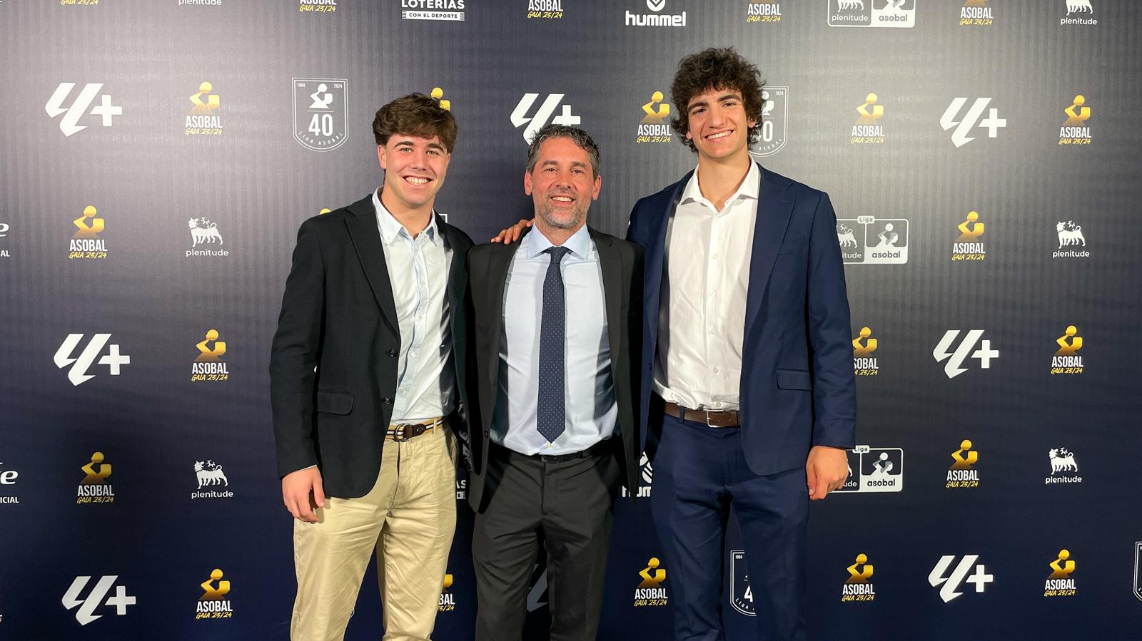 Imagen de los ‘Juanín’, Carlos Álvares y Adrián Casqueiro, tres representantes del Ademar, en la gala de la liga Asobal. | LAURA PASTORIZA