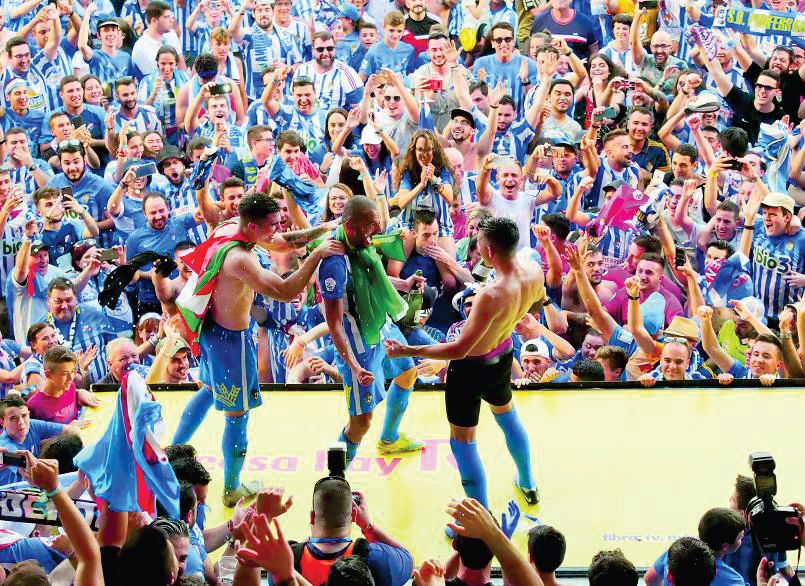 La Ponferradina celebra su último ascenso a Segunda. | FRANCISCO L. POZO