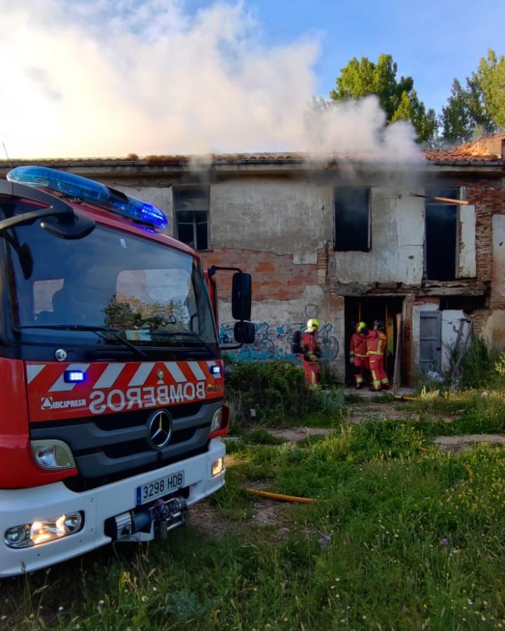Los Bomberos de León sofocaron un incendio en una vivienda abandonada. | @LEONBOMBEROS