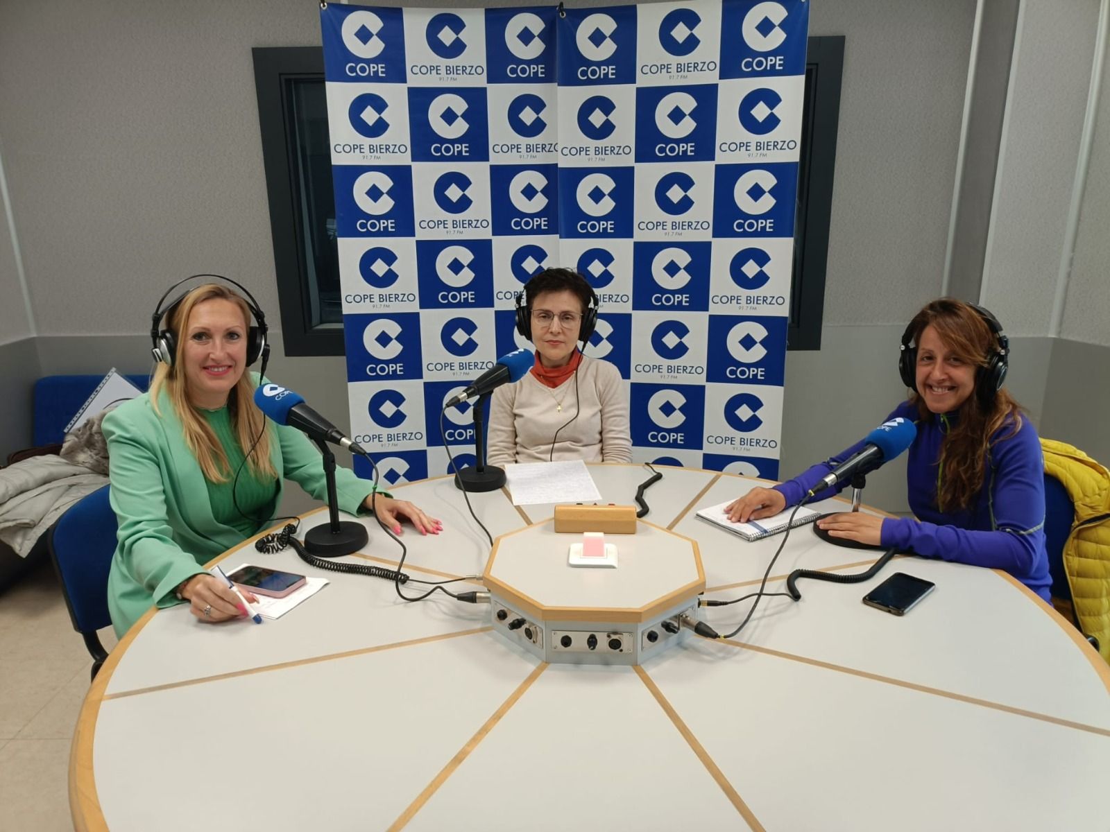 Entrevista en Cope Bierzo con Mari Ángeles Castro, en el medio de la imagen y Nuria González y Mar Iglesias. 