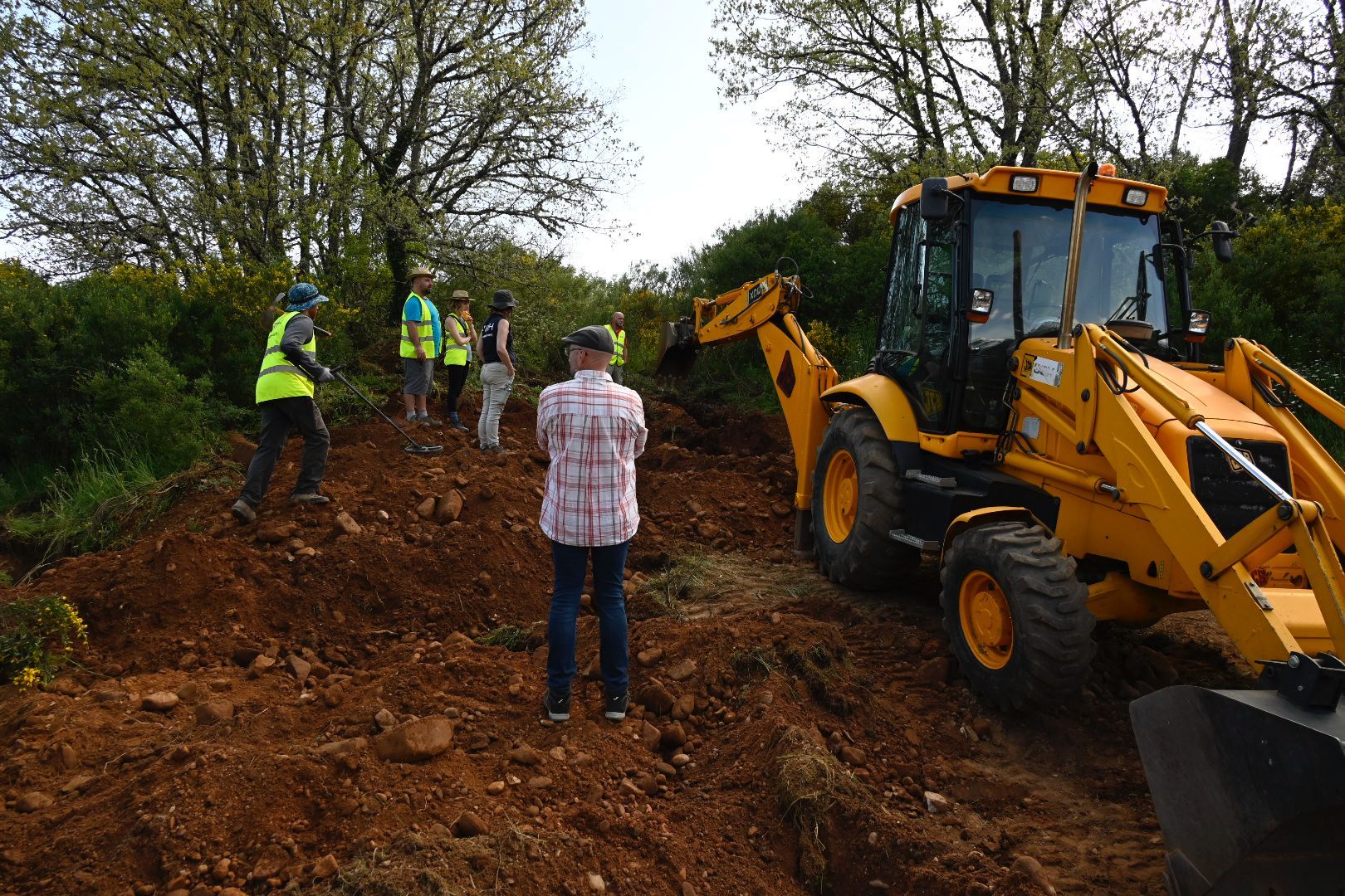 Un instante de la jornada de excavaciónen la tarde de este martes. | SAÚL ARÉN