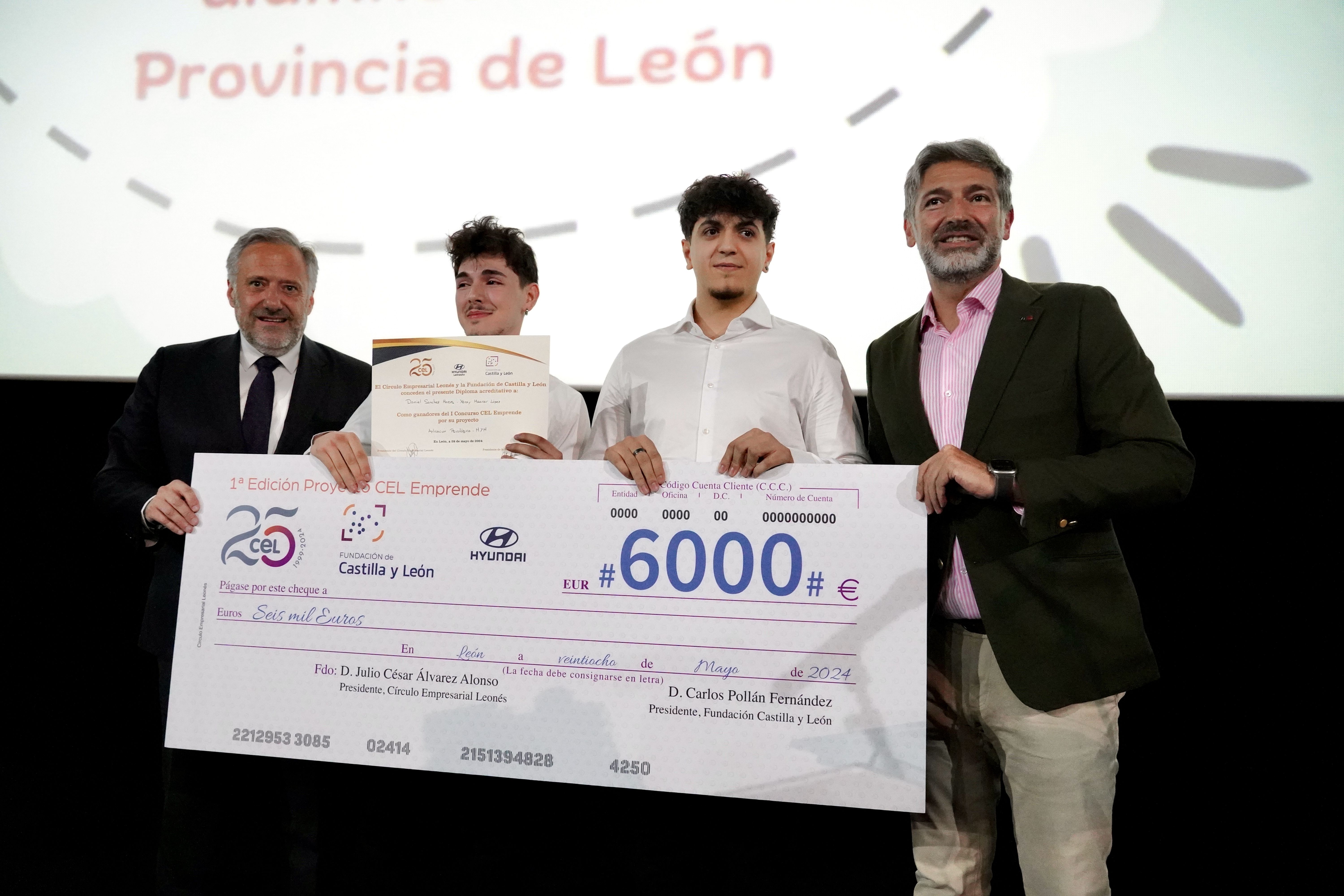  El CEL entrega el premio del I Concurso CEL Emprende, con su presidente, Julio César Álvarez, y el presidente de las Cortes de Castilla y León, Carlos Pollán. | CAMPILLO (Ical)