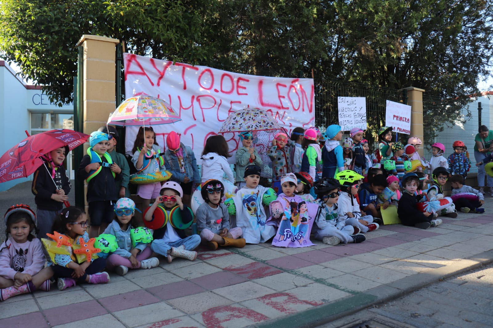 Los niños y niñas durante la acción reivindicativa en La Palomera. | L.N.C.