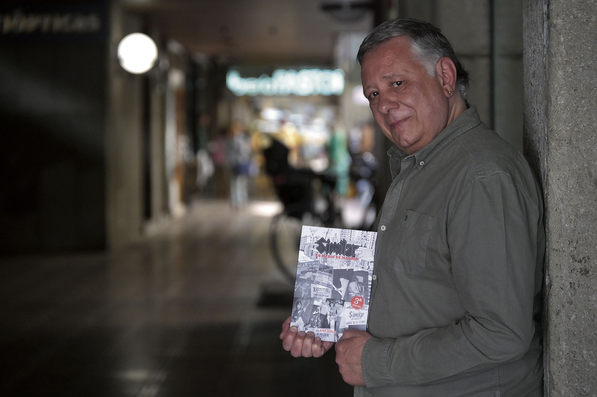 Kike Soria es el escritor del libro ‘Similar en Madrid’, una obra sobre la hisotria de su grupo de rock creado en pleno apogeo de La Movida. | MAURICIO PEÑA