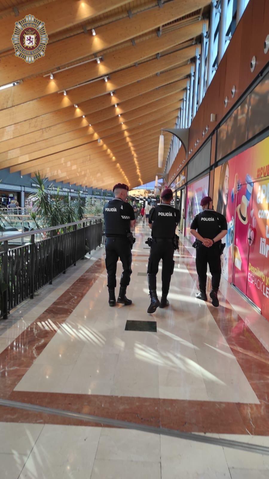 Agentes de la Policía Local de León patrullan en el interior del centro comercial. | POLICÍA LOCAL
