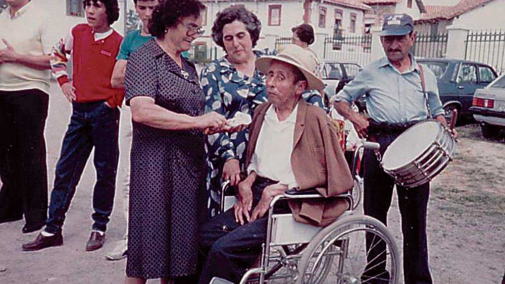 ‘Femiano’, ya muy deteriorado físicamente seguramente a causa de la humedad, en silla de ruedas, en 1982. | ARCHIVO DE LA FAMILIA