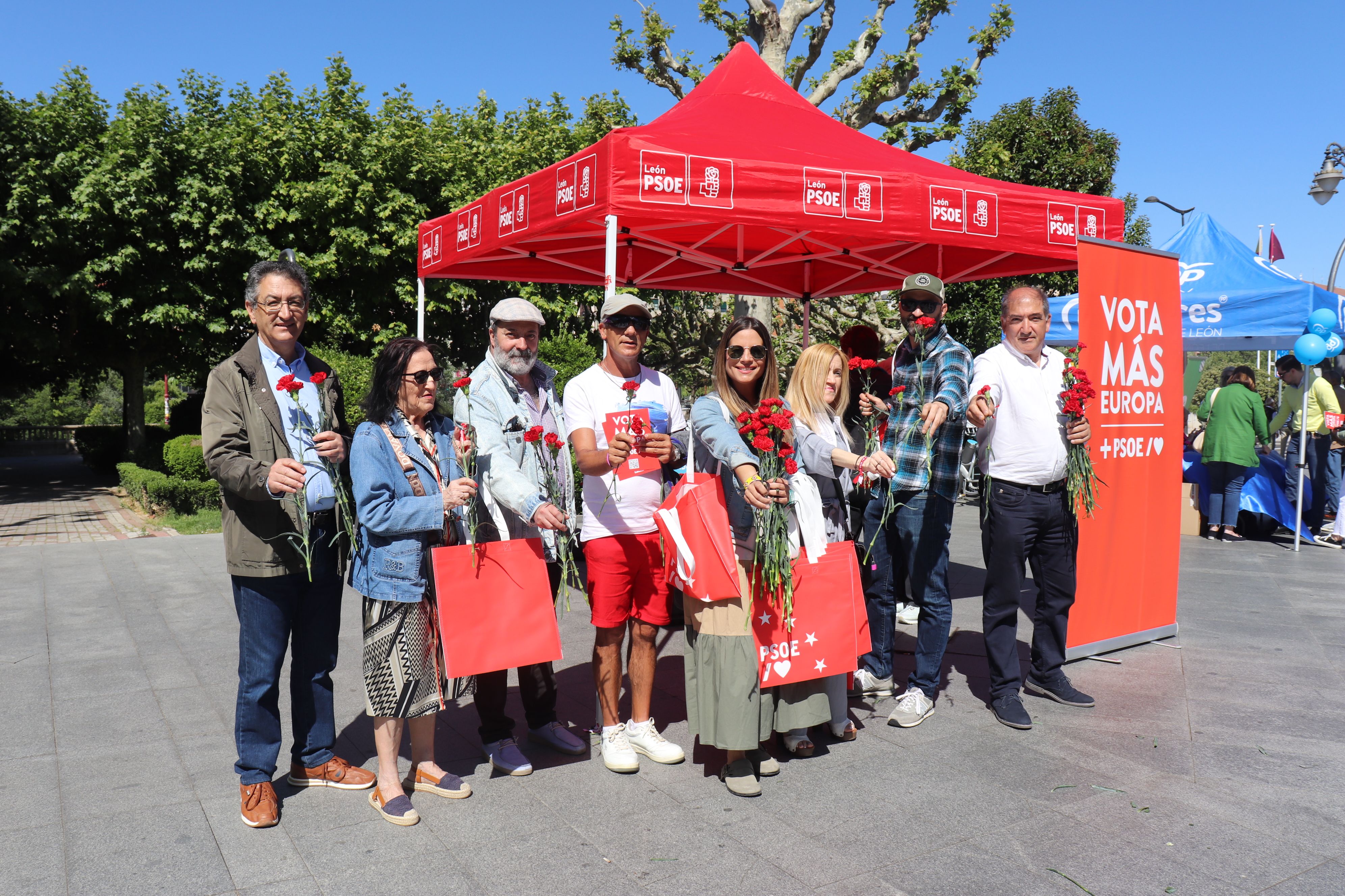 Visita de los representantes del PSOE al rastro dominical de León. | L.N.C.