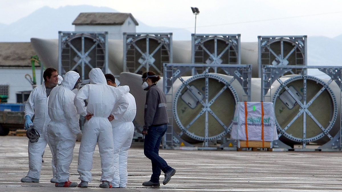 Trabajadores en la factoría LM de Santo Tomás de las Ollas, en Ponferrada. | CÉSAR SÁNCHEZ (ICAL)