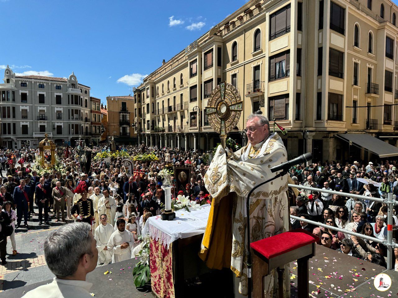 El obispo de León preside el acto en la plaza de la Catedral que puso fin a la procesión del Corpus. | DIÓCESIS DE LEÓN