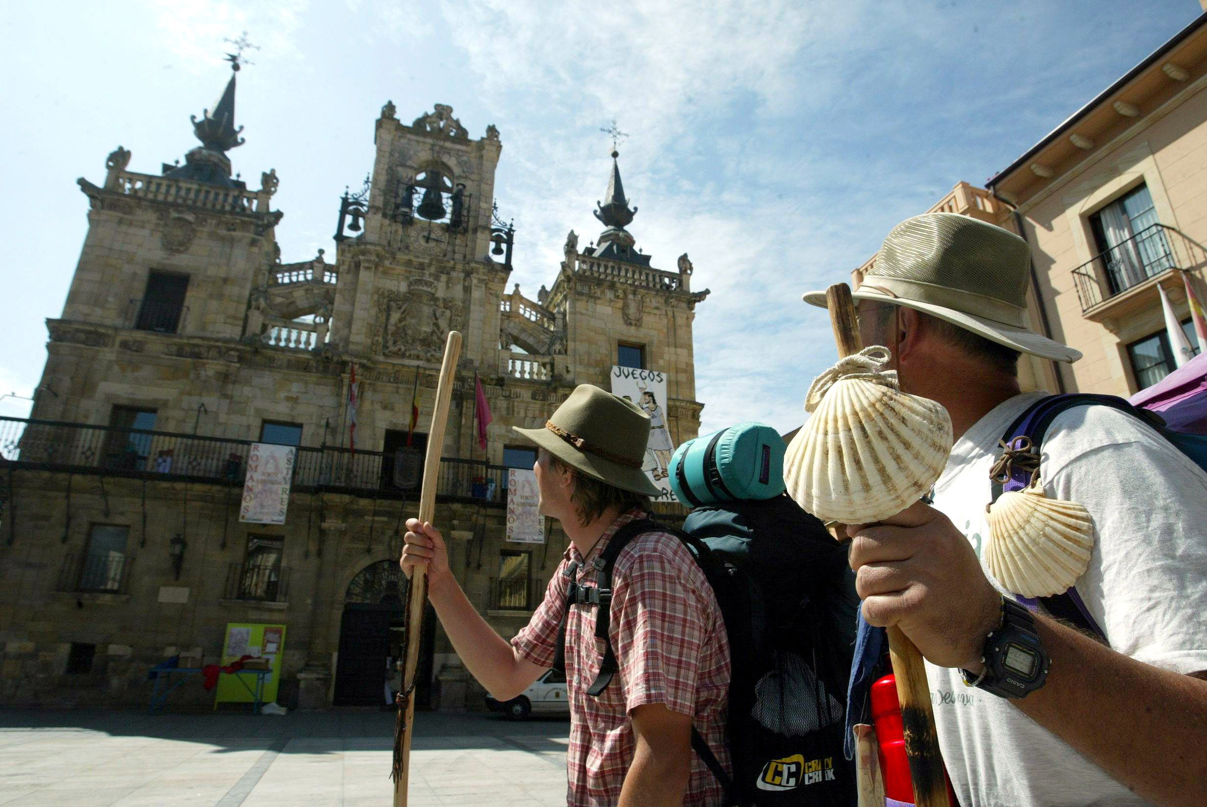 Dos peregrinos a su paso por la capital maragata. | MIRIAM CHACÓN (ICAL)