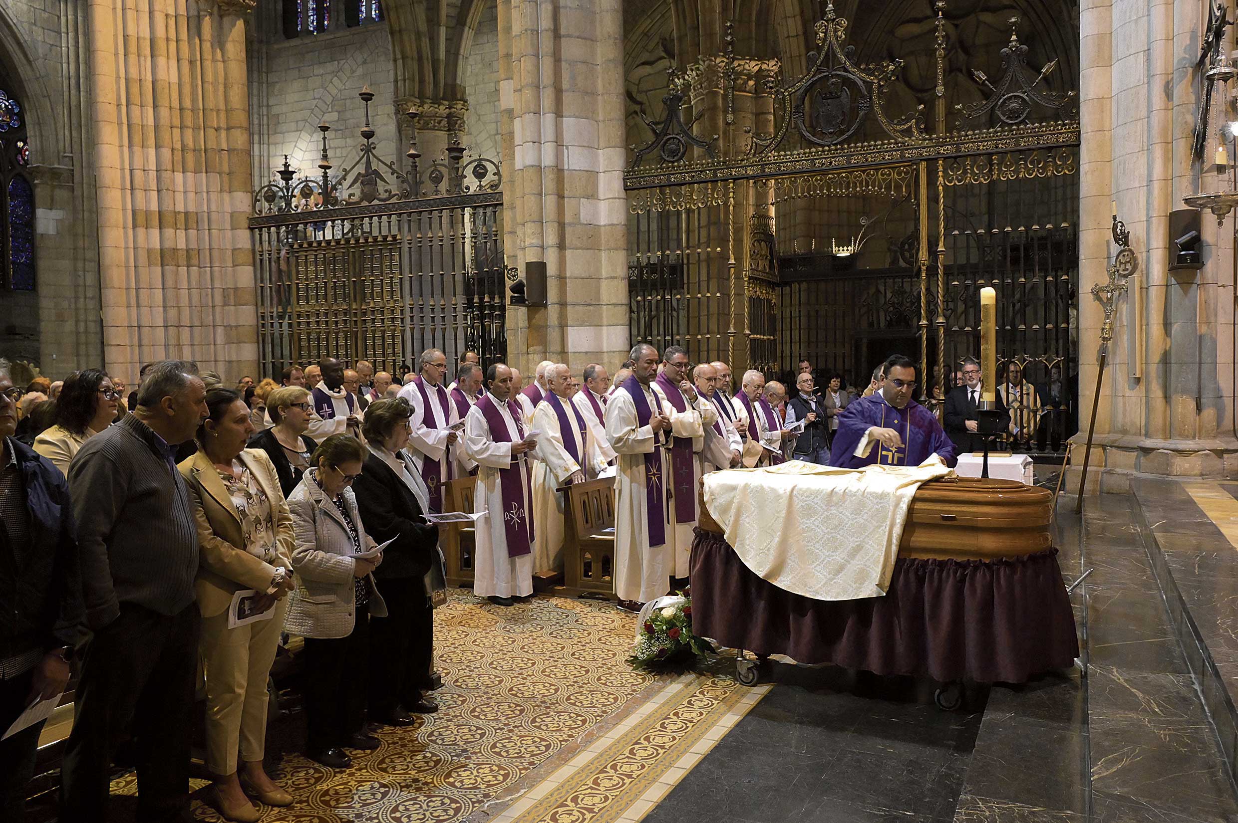 Un instante del funeral por Primo Lucio Panera, canónigo de la Catedral de León. | MAURICIO PEÑA