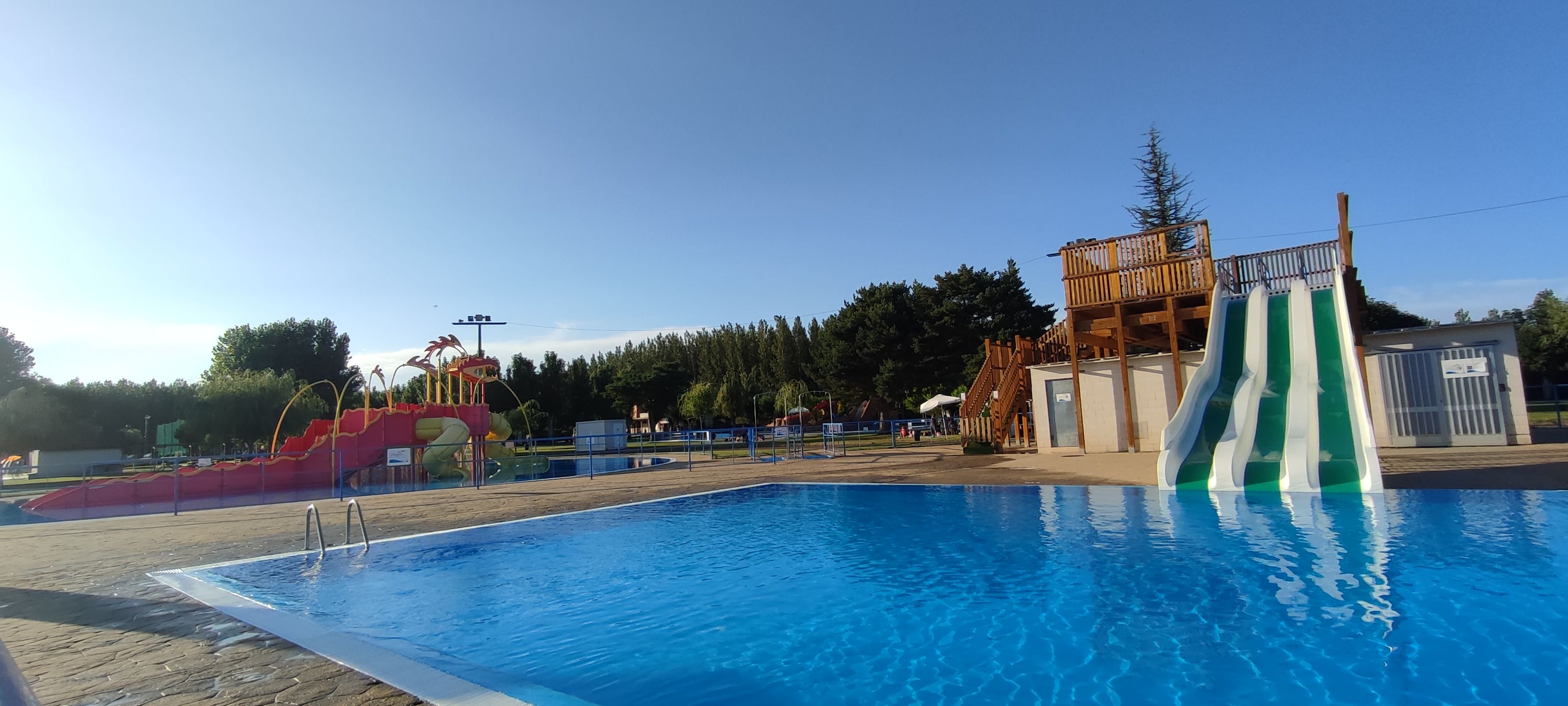 Las piscinas municipales de Valencia de Don Juan ya están listas para ser abiertas. | L.N.C.