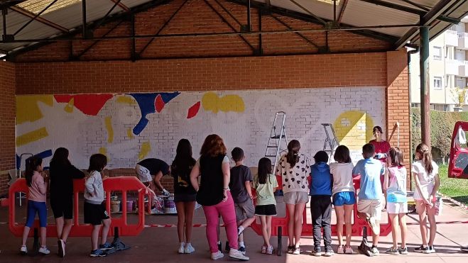 Los niños han ido conociendo todo el proceso de creación del mural. | L.N.C.