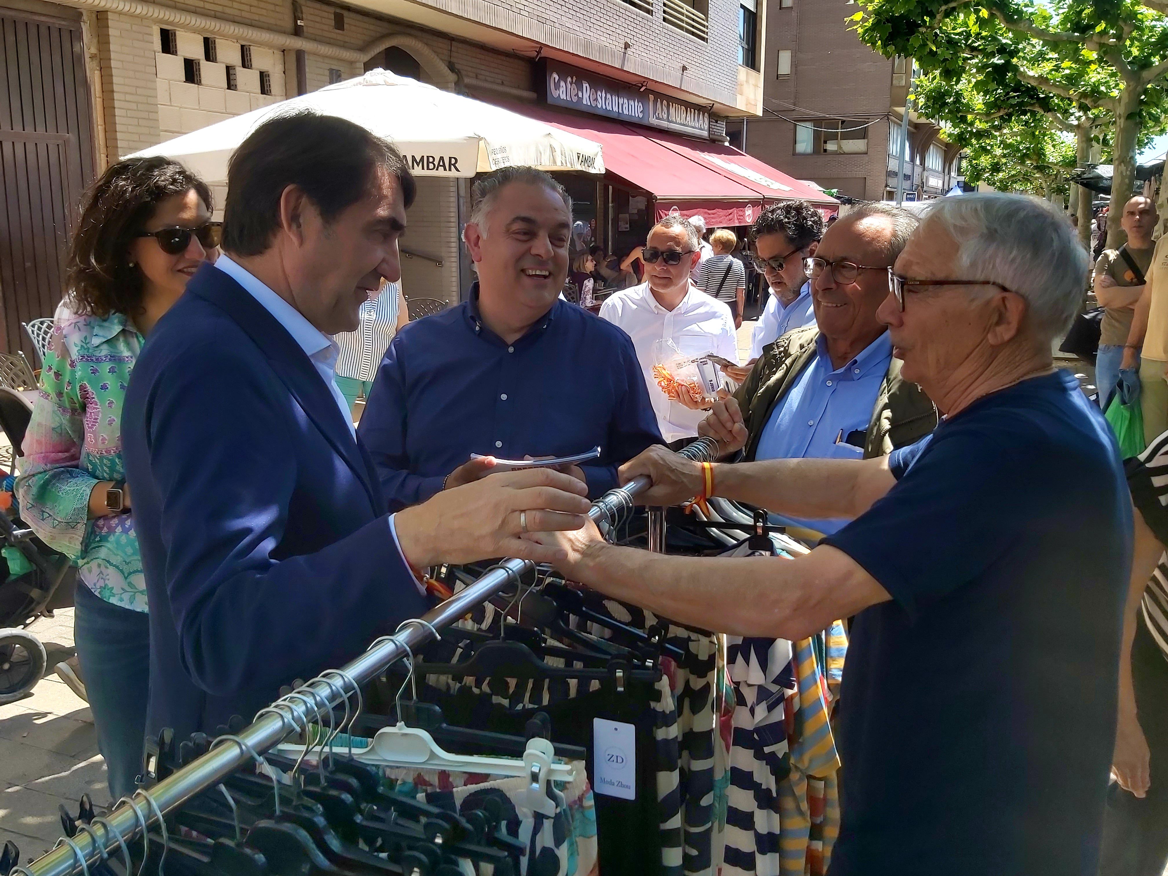 Recorrido de campaña por el mercado semanal de Astorga. | L.N.C.