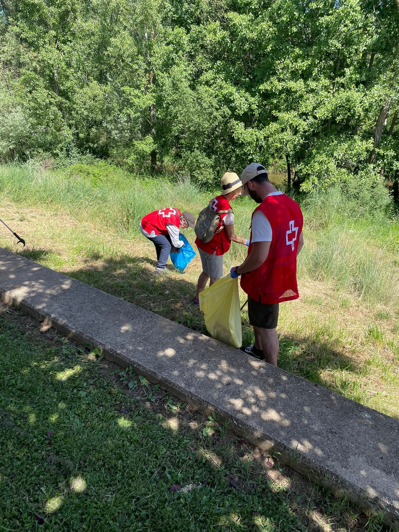 Cruz Roja ha llevado a cabo varias limpiezas de basuraleza. | L.N.C.