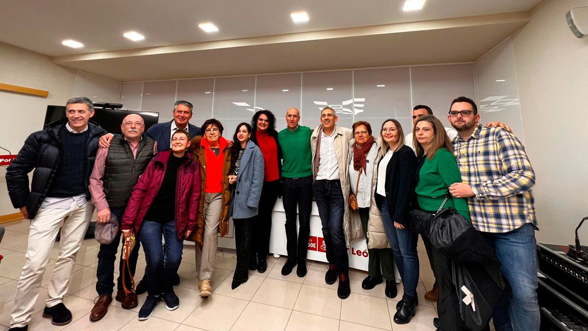 Raquel Sutil, Héctor Carrera y Camino Orejas, este martes en la sede del PSOE. | L.N.C.