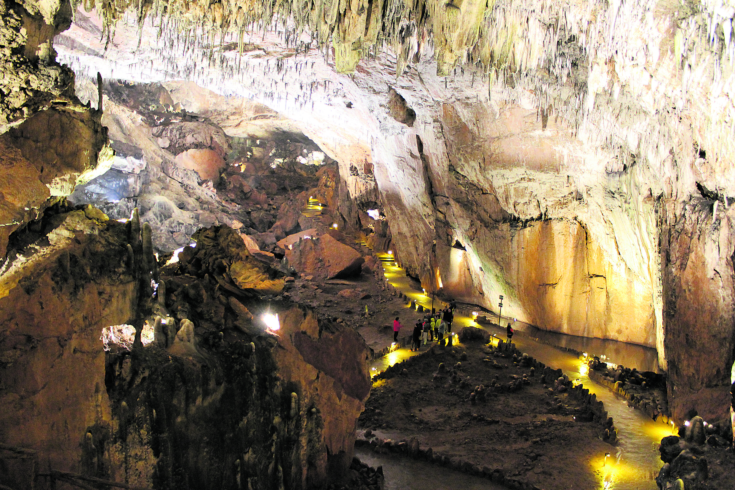 Visita a la Cueva de Valporquero. | DAVID IGLESIAS