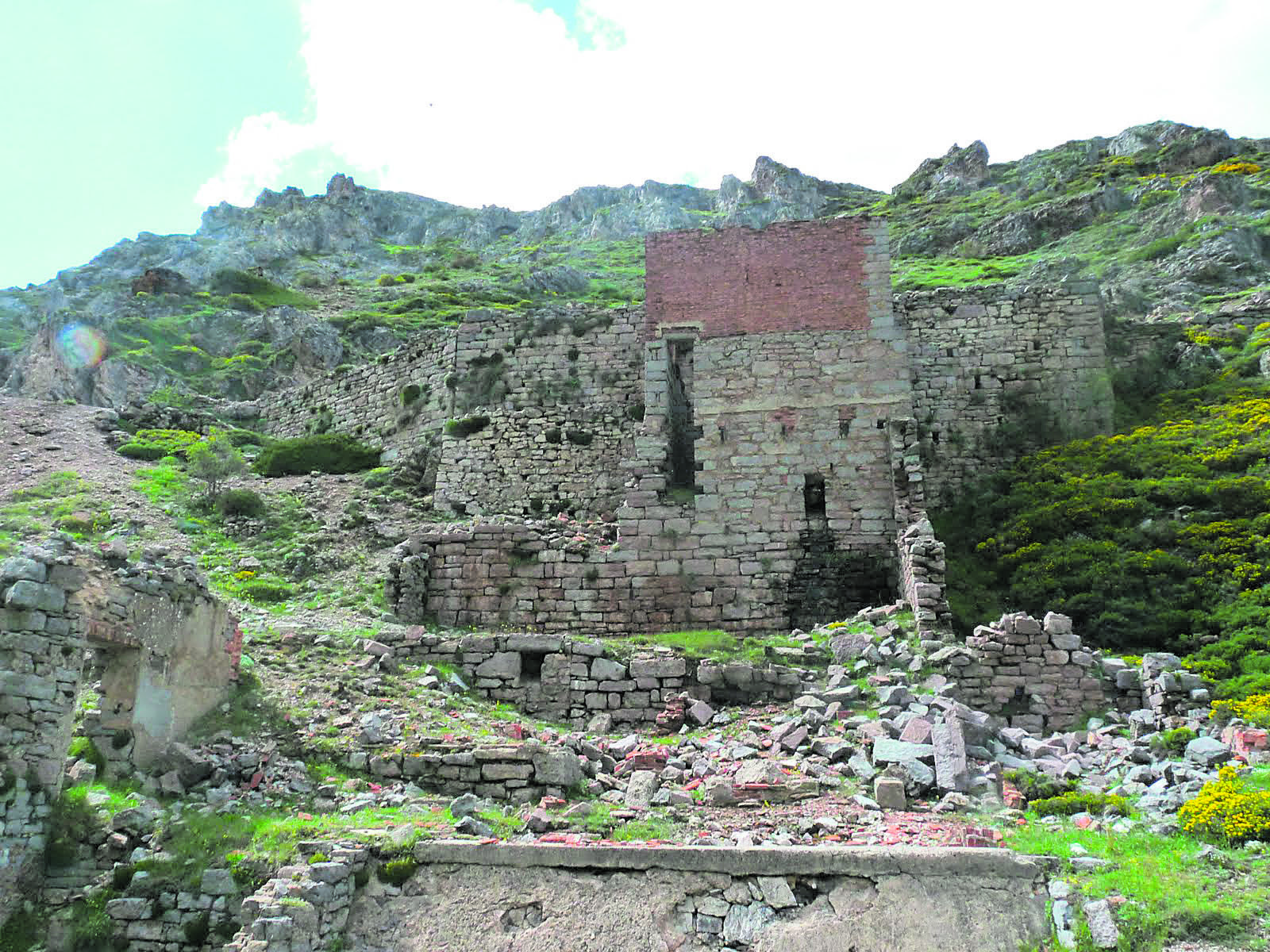 Restos exteriores, ruinas más bien, de las históricas instalaciones de la mina La Profunda en Cármenes. | FULGENCIO FERNÁNDEZ