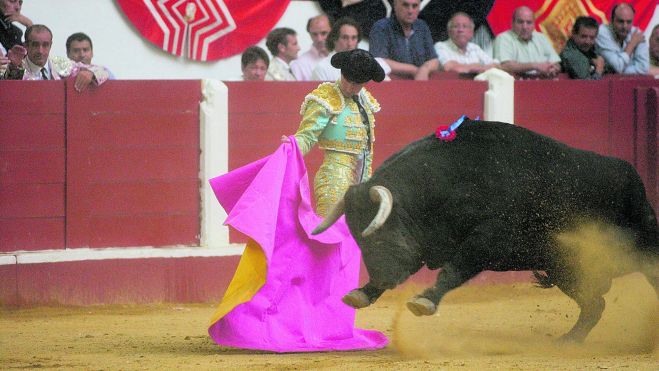 ‘El Fandi’, ante Desocupado, el toro indultado en el año 2005. | MAURICIO PEÑA